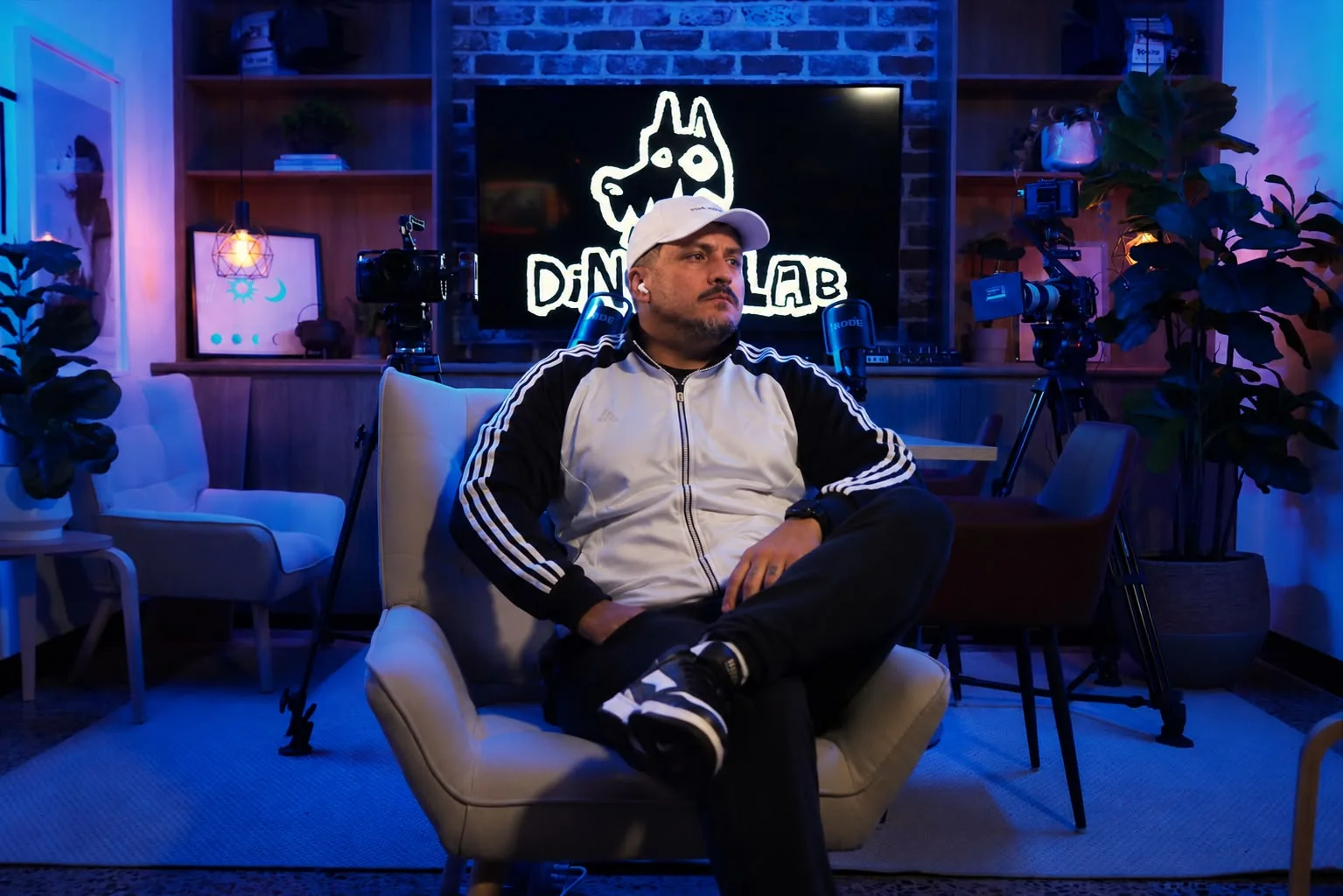 Cleriston seated in the Dingo Lab studio